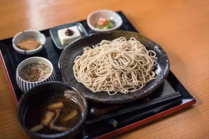 【鍋ヶ滝完全ガイド】予約なしは入れない？絶景「光のカーテン」と裏見の滝攻略法｜小国そば街道・ランチ情報の画像