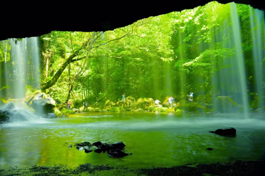 【鍋ヶ滝完全ガイド】予約なしは入れない？絶景「光のカーテン」と裏見の滝攻略法｜小国そば街道・ランチ情報の画像