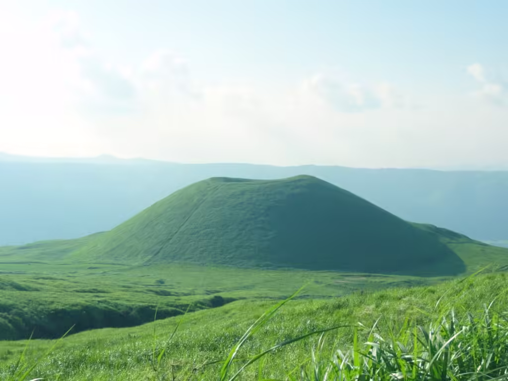 【白川水源】毎分60トンの奇跡！「日本名水百選」の水汲み＆1000年の草原が守る水の秘密｜南阿蘇カフェ・ランチ情報の画像