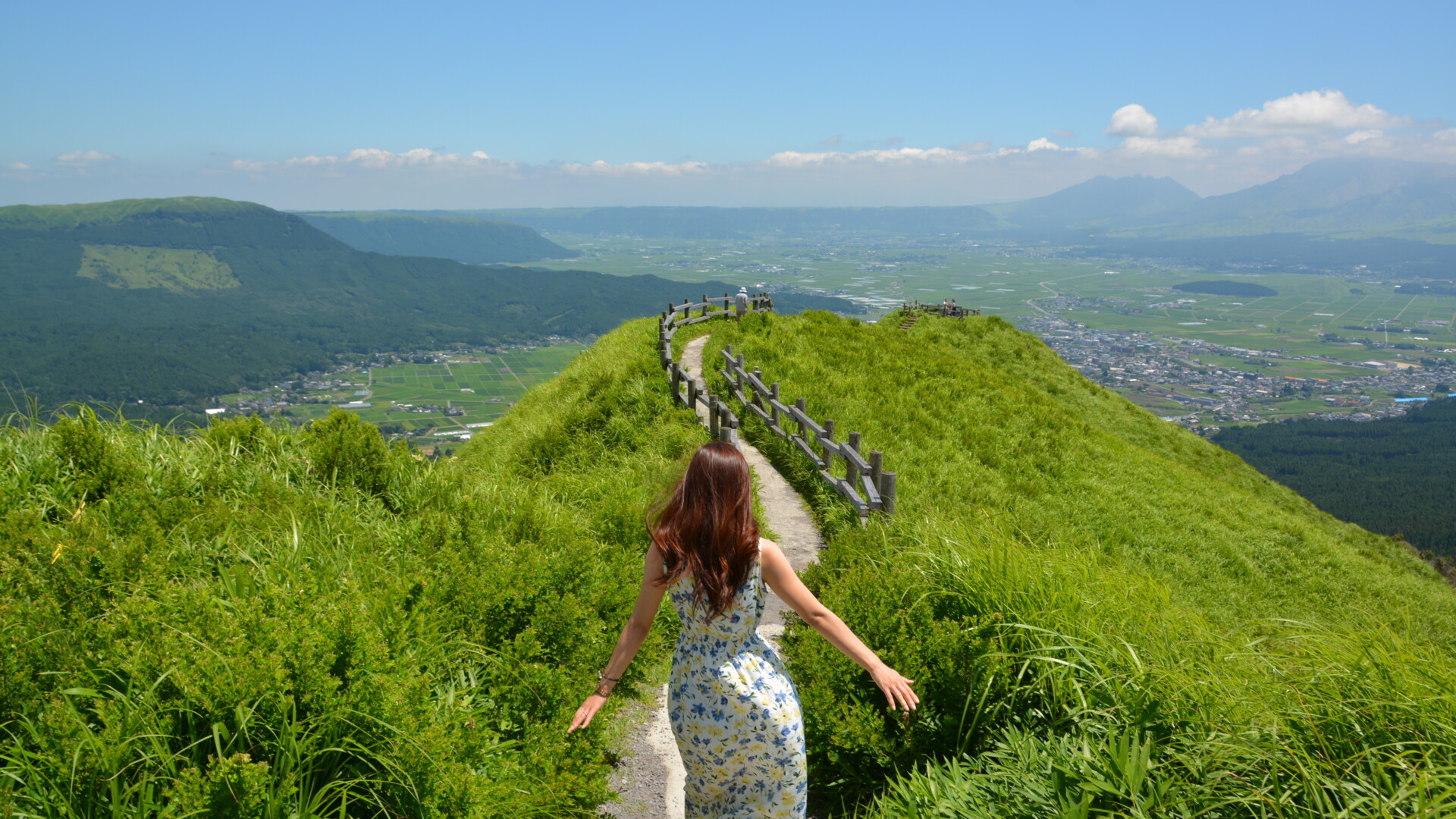 阿蘇の草原と山並み